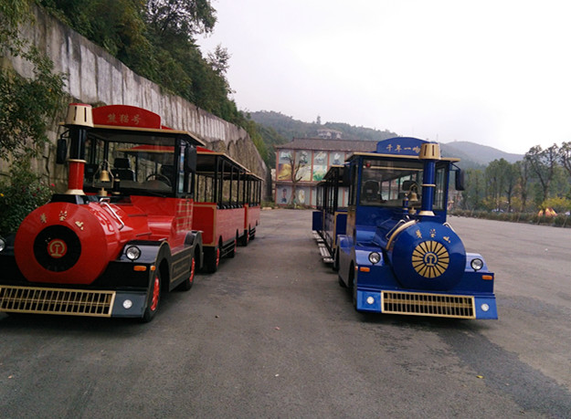 　图为：“熊猫号”和“千年一吻号”观光小火车。